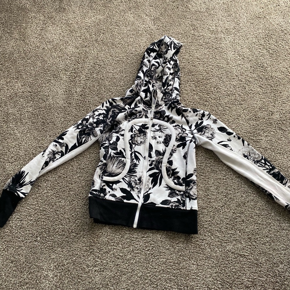 Lululemon jacket size 6